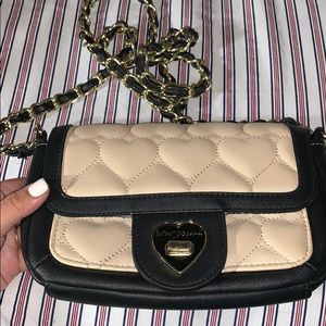 A very cute cross bag for a sweet night out!